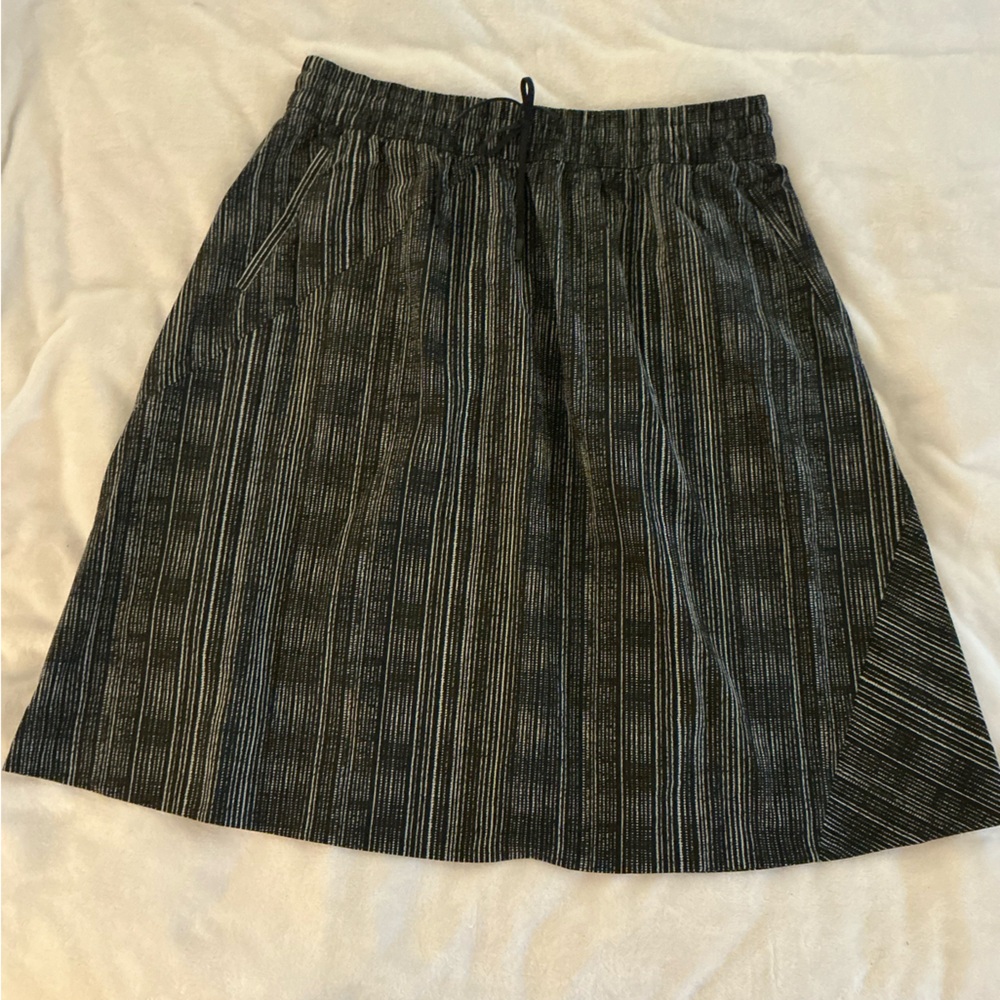 Athleta Black and Gray A-Line Skirt with pockets, NWOT